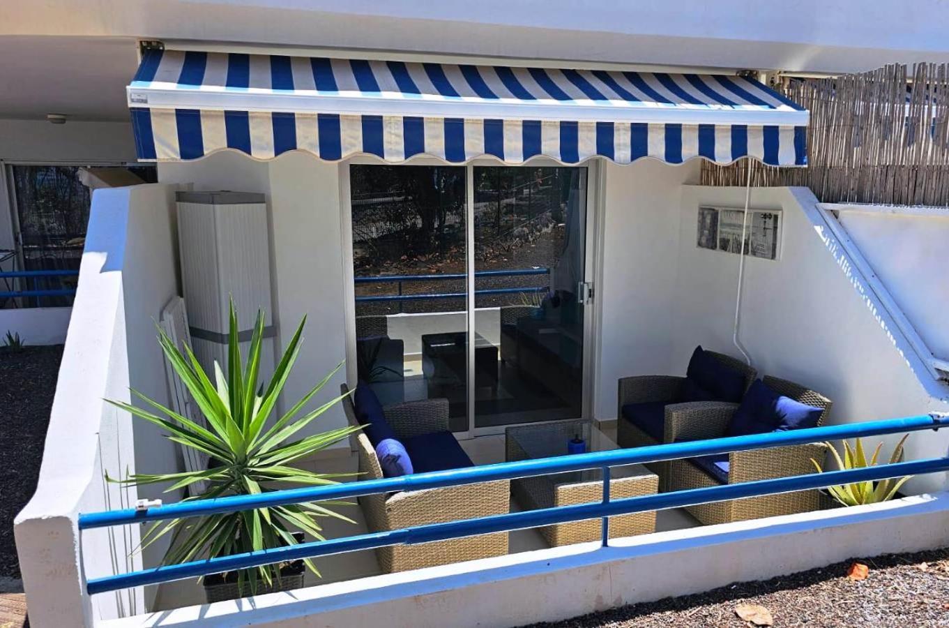 Blue Bay Paradise - Beach Front Apartment With Sea View Playa Paraiso  Kültér fotó